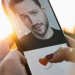 Come capire un uomo dal suo profilo Tinder: la guida (non proprio seria)