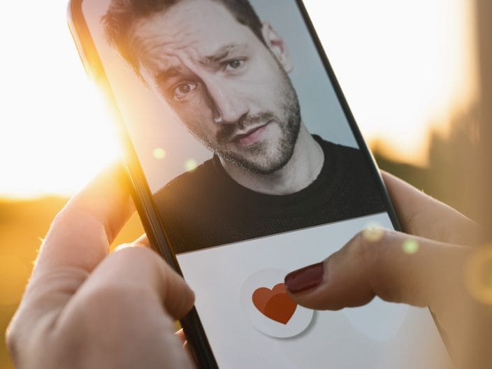 Come capire un uomo dal suo profilo Tinder