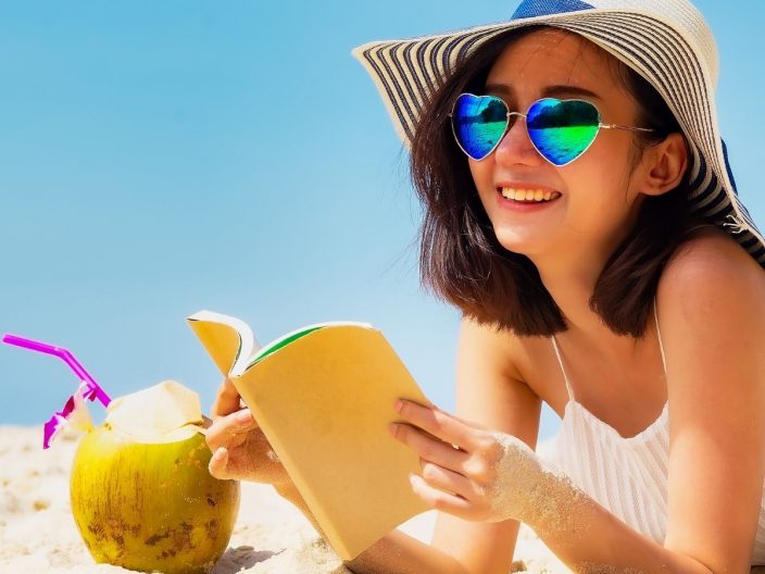 donna che legge in spiaggia