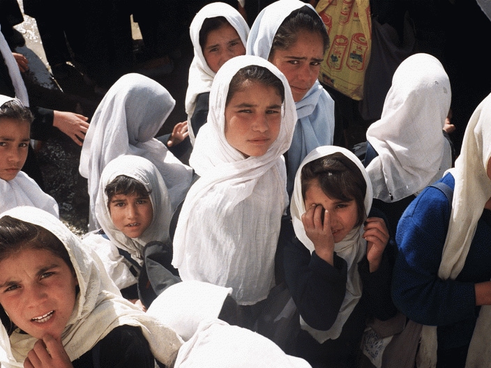 Un gruppo di studentesse afghane della Paghman highschool nel 2003