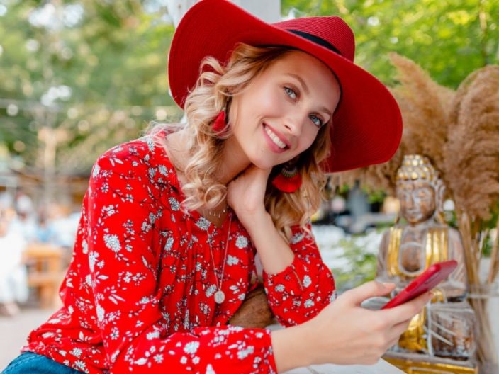 ragazza con camicia rossa