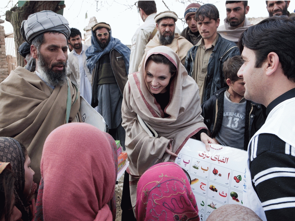 Angelina Jolie durante la sua spedizione umanitaria in Afghanistan nel febbraio 2011