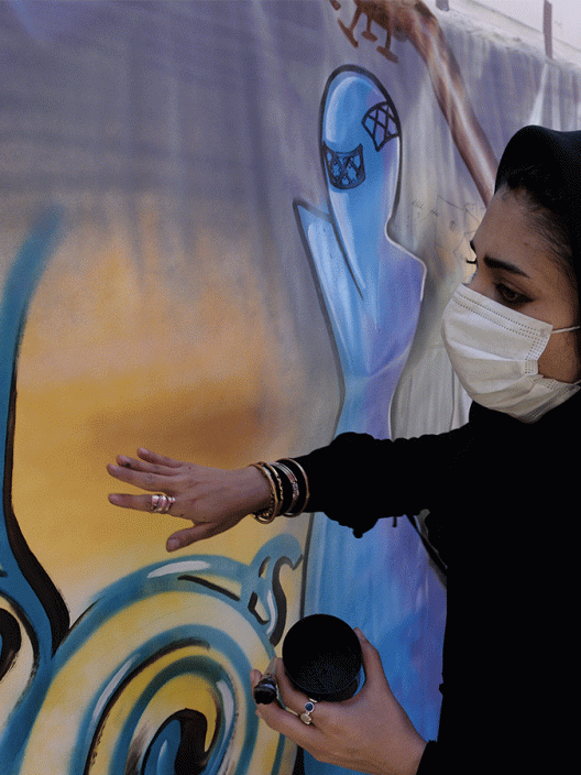 Chi è Shamsia Hassani, la prima street artist afghana che disegnava volti di donne per le strade di Kabul