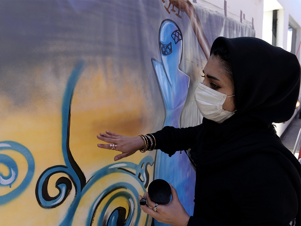 Chi è Shamsia Hassani, la prima street artist afghana che disegnava volti di donne per le strade di Kabul