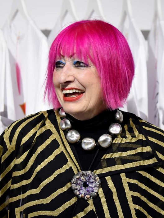 Perché abbiamo bisogno (oggi più che mai) del mondo rosa shocking di Zandra Rhodes