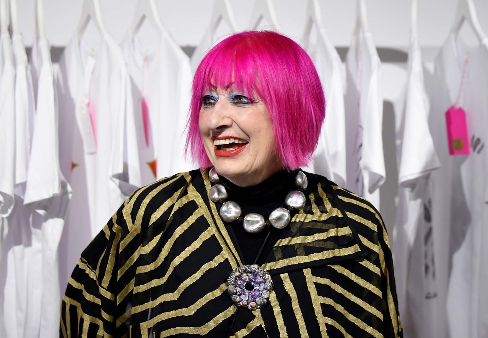 Perché abbiamo bisogno (oggi più che mai) del mondo rosa shocking di Zandra Rhodes