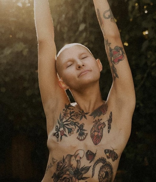 Marisa Kimmel, la fotografa che “abbraccia” l’alopecia: «Non è lei a definirmi»