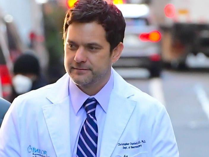 Joshua Jackson sul set di Dr. Death