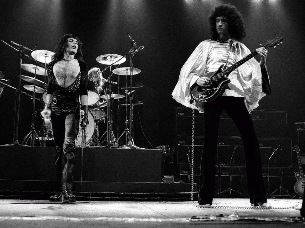 Freddie Mercury e Brian May a un live del 1974 con le creazioni di Zandra Rhodes