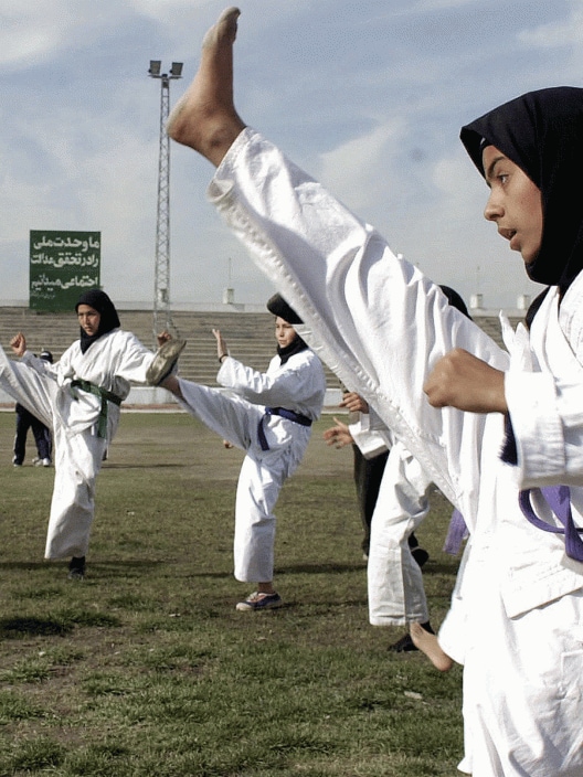 In Afghanistan, stop allo sport per le donne e studentesse divise dai maschi