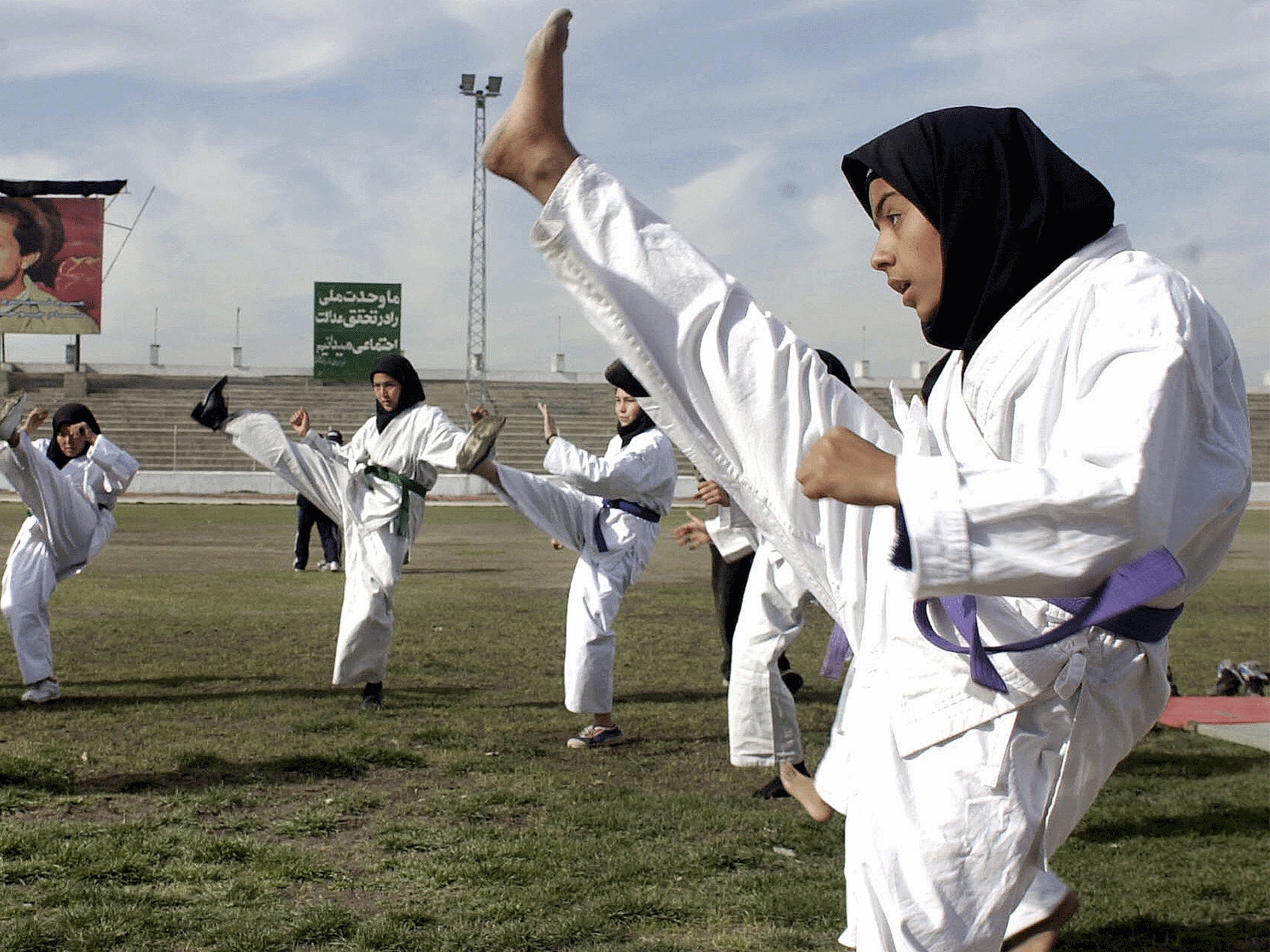 In Afghanistan, stop allo sport per le donne e studentesse divise dai maschi