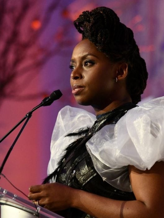 Chi è Chimamanda Ngozi Adichie, scrittrice e attivista che si batte contro i concetti di razza e genere