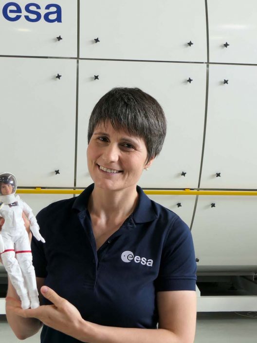 Perché abbiamo bisogno di una Barbie astronauta (oggi più che mai)