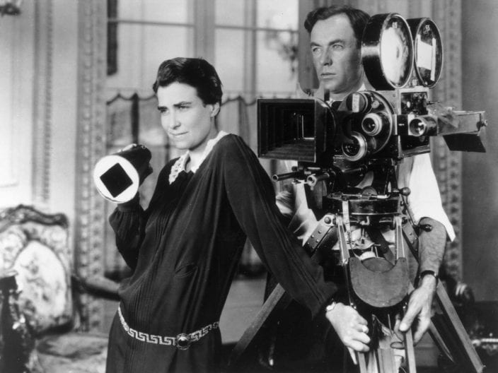 Dorothy Arzner durante la direzione di uno dei suoi film