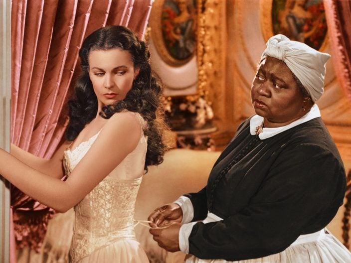 Hattie McDaniel in una scena di Via col vento