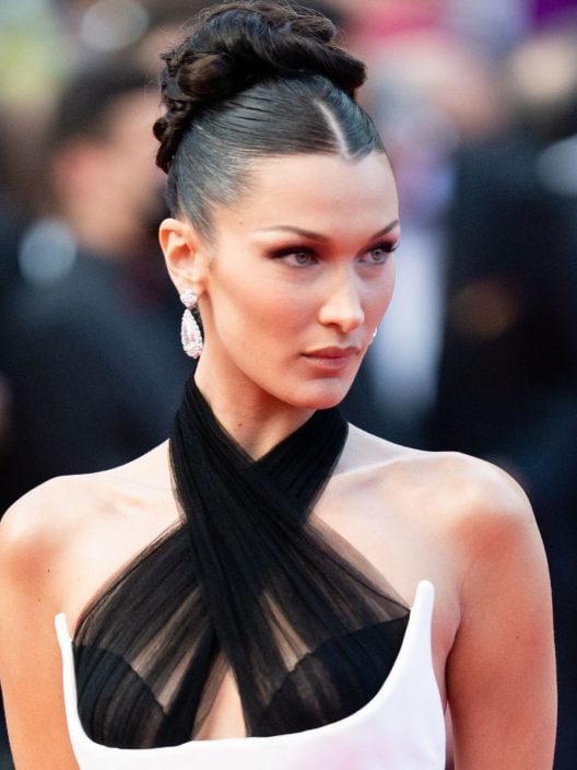 Bella Hadid rompe i tabù sulla depressione: “È come stare sulle montagne russe, ma c’è una luce in fondo al tunnel”