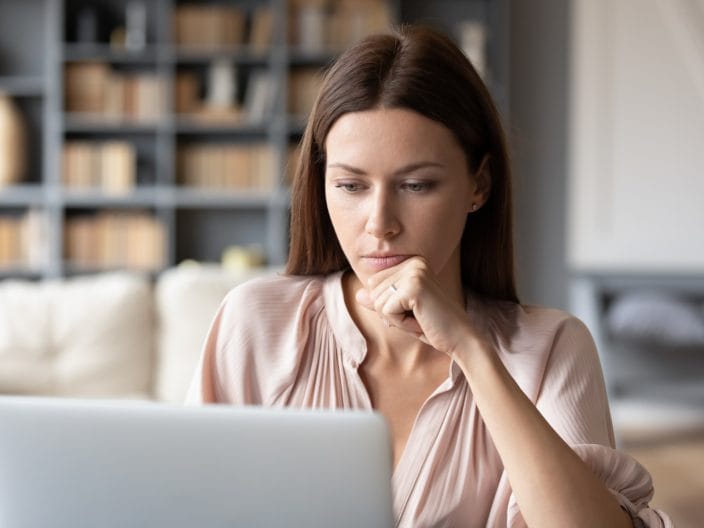 Ragazza dubitabonda davanti al pc