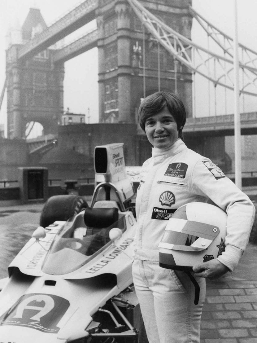 Lella lombardi con la sua auto da corsa