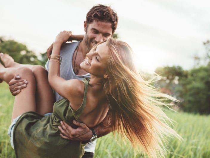 Uomo e donna si amano in modo incondizionato