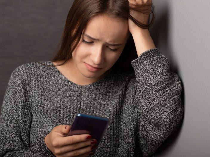 ragazza disperata al cellulare