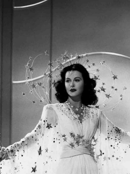 Chi era Hedy Lamarr, stella del cinema a cui si deve l’invenzione del Wi-Fi