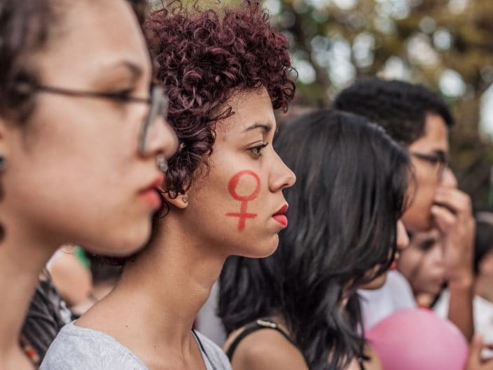 donne a una manifestazione femminista, rape culture