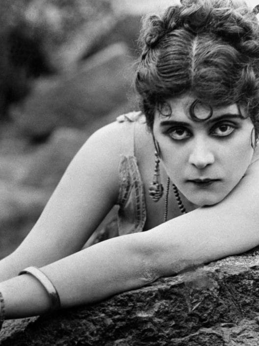 Theda Bara, l’attrice che diede vita al mito della femme fatale