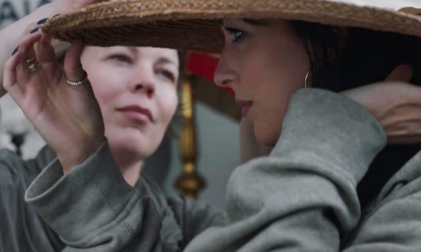 Olivia Colman e Dakota Johnson in una scena di La figlia oscura.