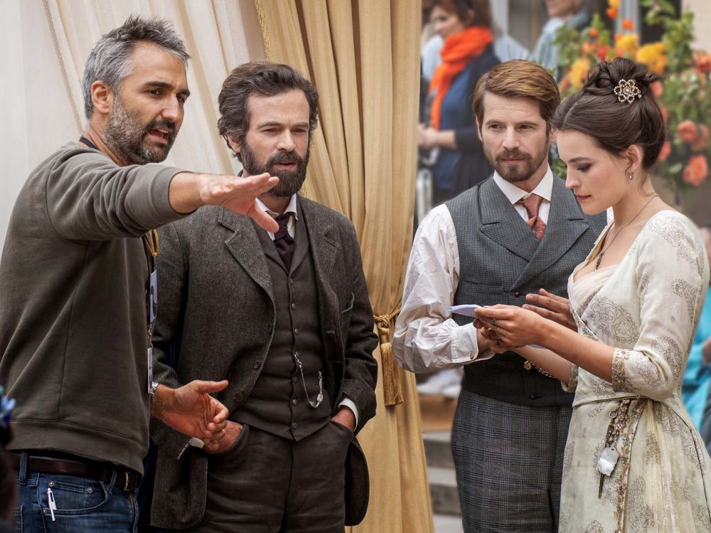 Romain Duris, Emma Mackey e Martin Bourboulon sul set di Eiffel.