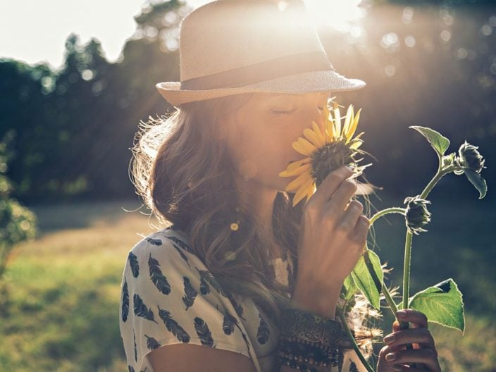 Donna con un fiore in mano