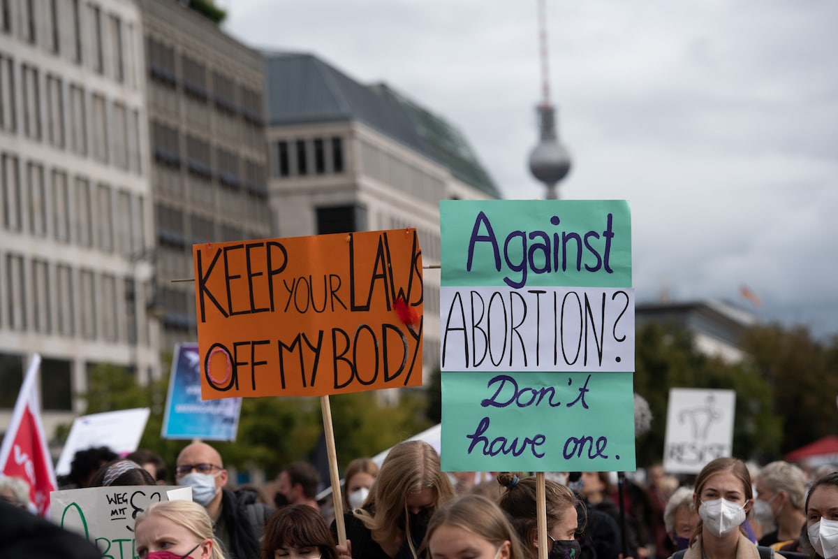 La Germania abolirà (finalmente) il divieto di dare informazioni sull’aborto istituito durante il nazismo