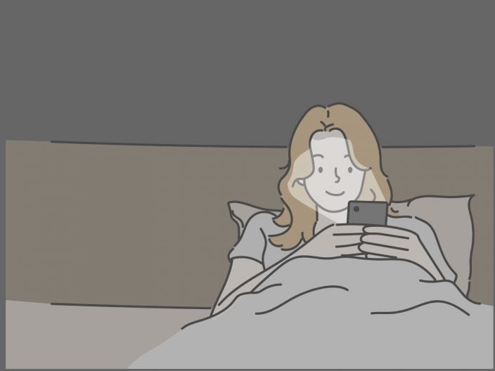 Ragazza che guarda smartphone di notte