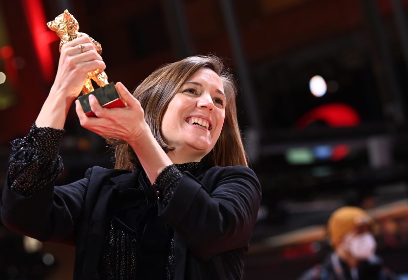 La regista Carla Simon con l'Orso d'Oro per Alcarras.