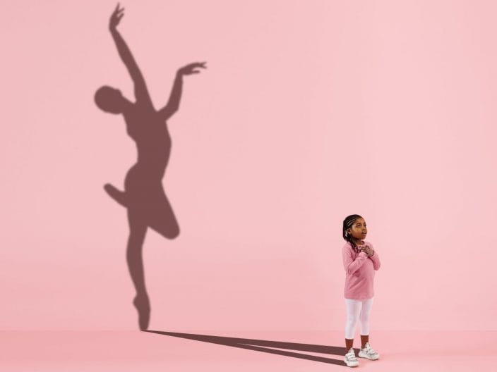 Bambina che si immagina ballerina