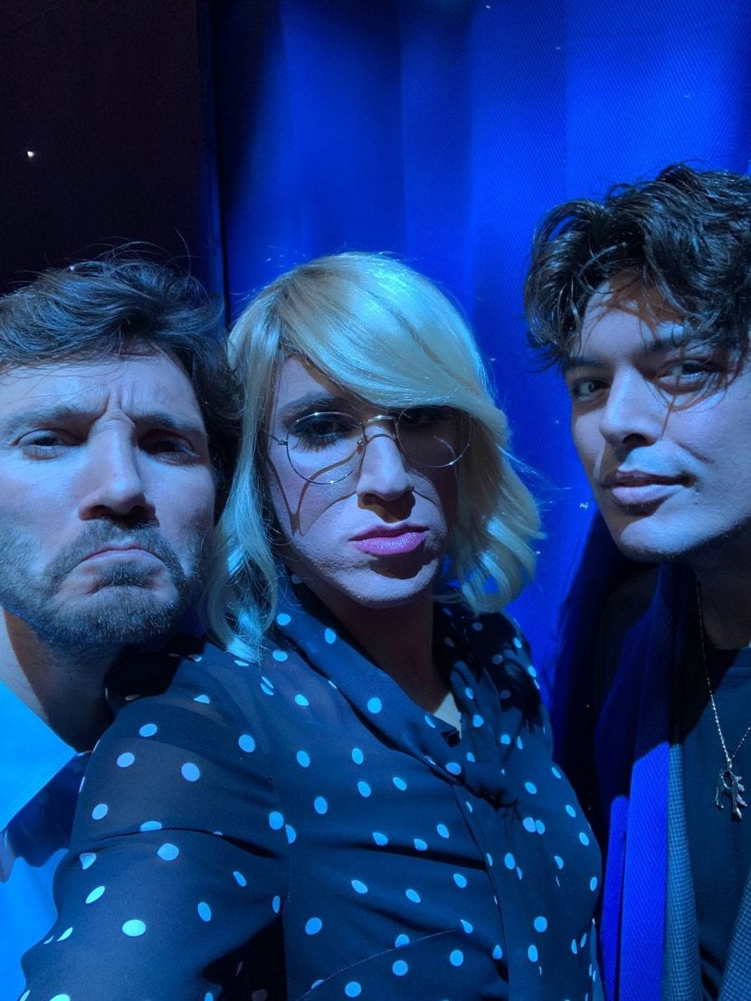 Vincenzo De Lucia nei panni di Maria De Filippi, con Stefano De Martino e Stash dei The Kolors.