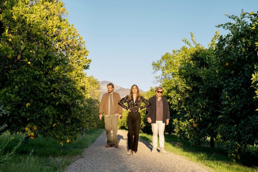 Jason Segel, Lily Collins e Jesse Plemons in Windfall.