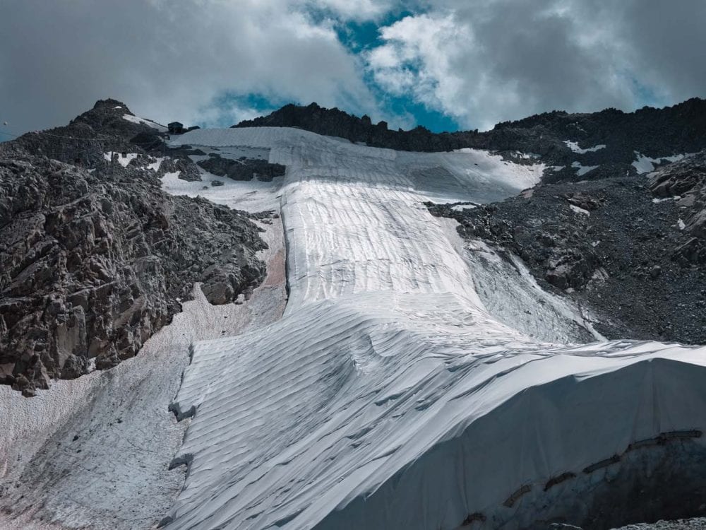 Il Ghiacciaio Presena rivestito da teli di plastica per evitare il suo completo scioglimento