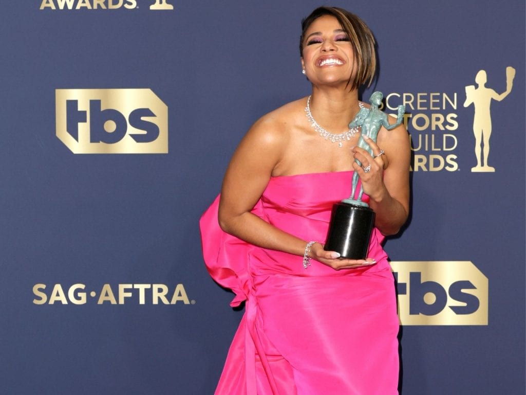 Ariana DeBose stringe la statuetta in occasione dei SAG Award