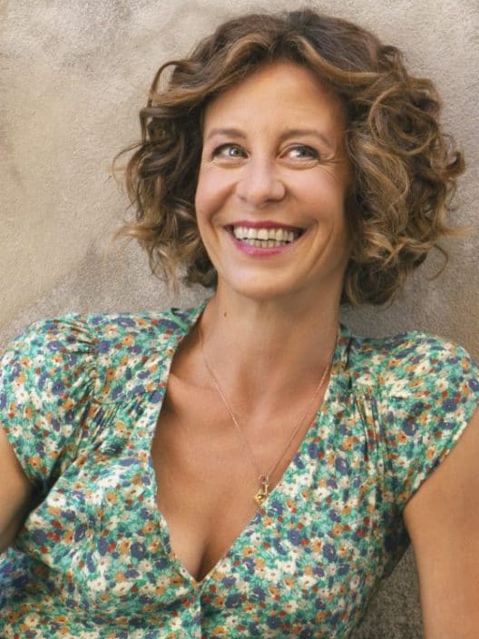 “Che tipo di donna sono? Non sta a me definirmi” – Intervista esclusiva a Carlotta Natoli