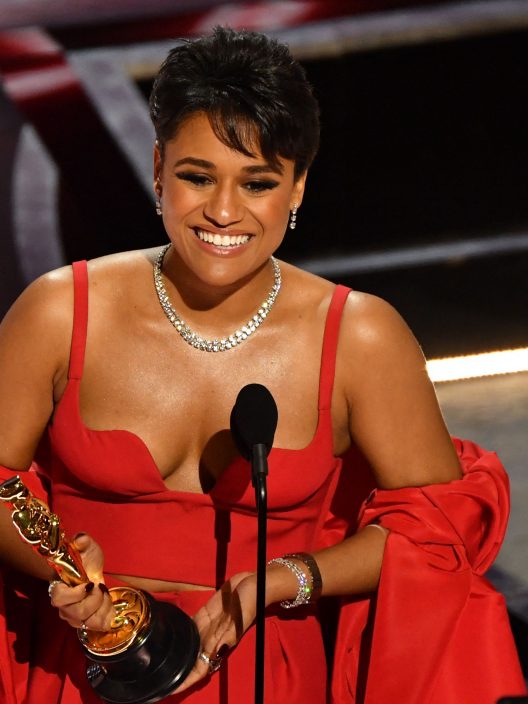 Queer, afroamericana, straordinaria: Ariana DeBose vince l’Oscar (dopo i Sag Awards). E fa la storia