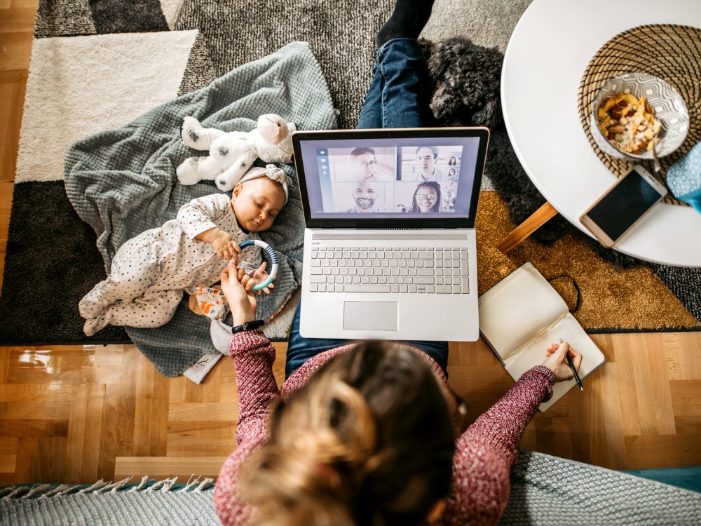 mamma-lavora-al-pc-e-bada-ai-figli