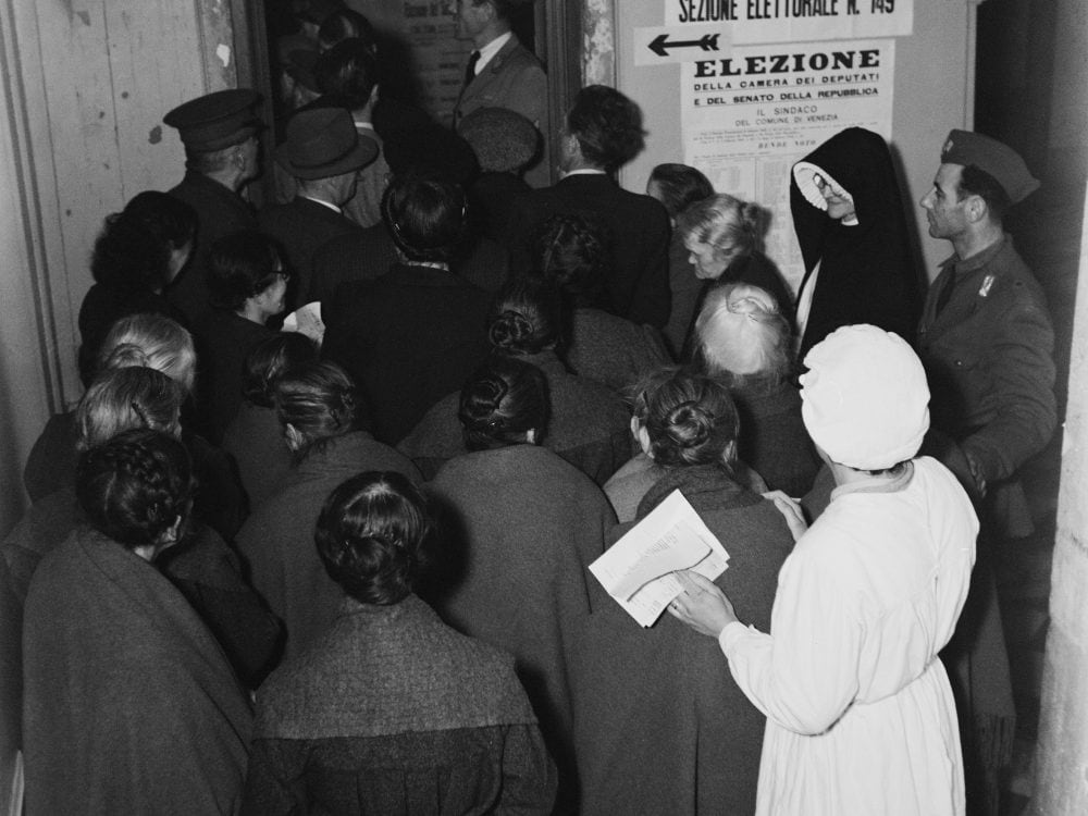 Donne e uomini al voto nel 1948