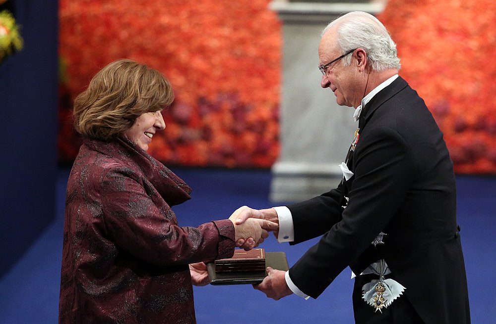  Svetlana Alexievitch riceve il Premio Nobel per la Letteratura nel 2015.