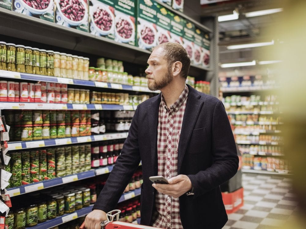 uomo al supermercato