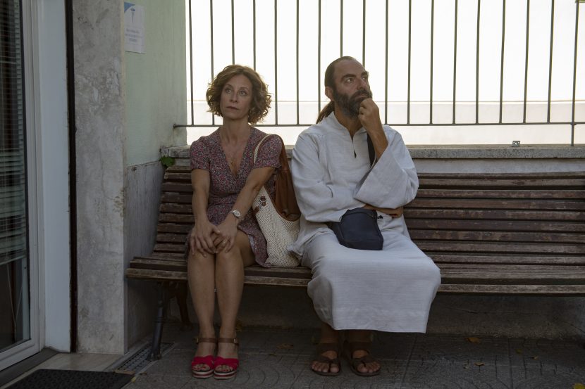 Carlotta Natoli e Neri Marcorè in Il santone.