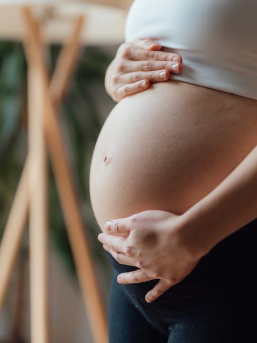 L’Italia non è un Paese per mamme: la maternità è la causa principale di discriminazione sul lavoro