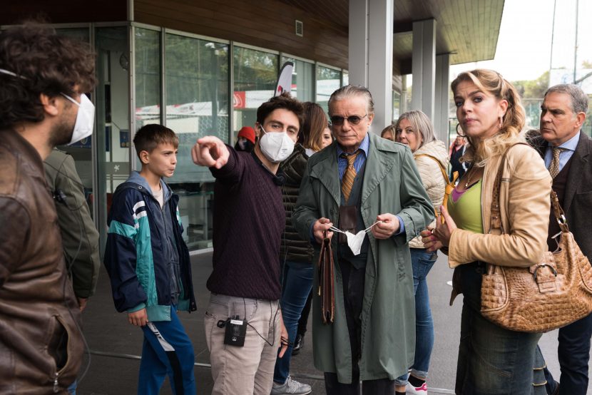 Il regista Salvatore Allocca con Alessio Perrinelli, Massimo Ranieri e Claudia Gerini sul set di Man