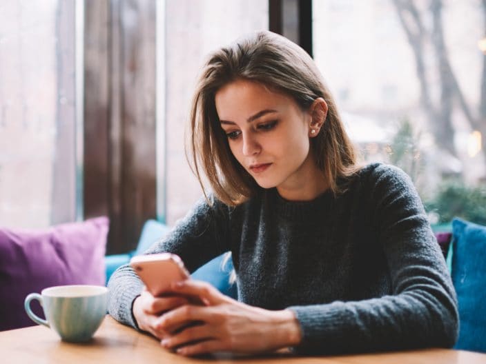 ragazza controlla lo smartphone