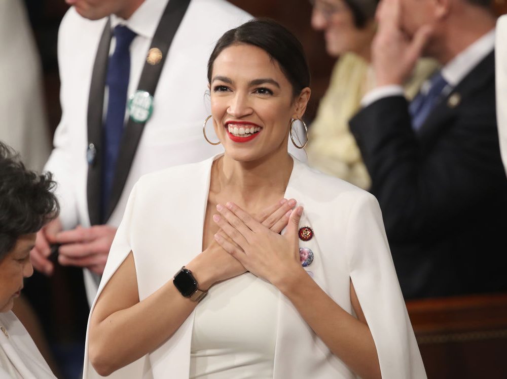 Alexandria Ocasio-Cortez durante il giuramento al Congresso nel 2019