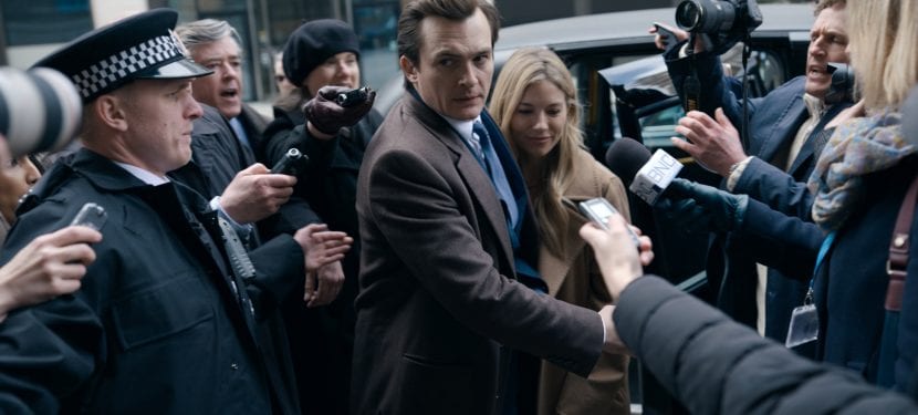 Rupert Friend e Sienna Miller in Anatomia di uno scandalo.